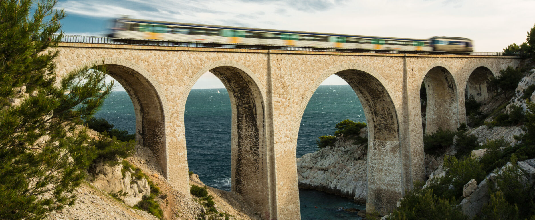 Le projet de Nouvelle ligne Provence - Côte d’Azur, pour lequel GEOFIT intervient sur des missions de Géomètre-Expert (phases 1 et 2), répond aux enjeux majeurs de mobilité entre Marseille, Toulon, Nice et l’ensemble de la Côte d’Azur.