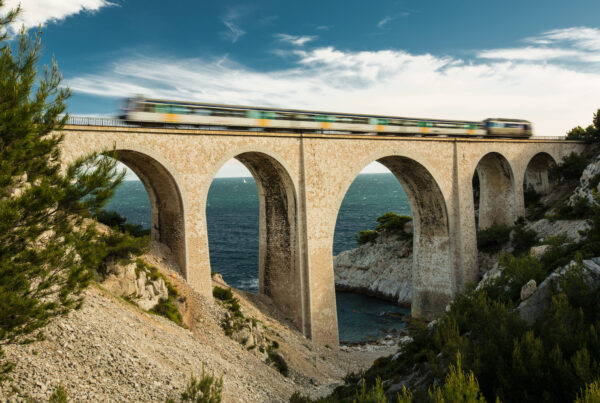 Le projet de Nouvelle ligne Provence - Côte d’Azur, pour lequel GEOFIT intervient sur des missions de Géomètre-Expert (phases 1 et 2), répond aux enjeux majeurs de mobilité entre Marseille, Toulon, Nice et l’ensemble de la Côte d’Azur.